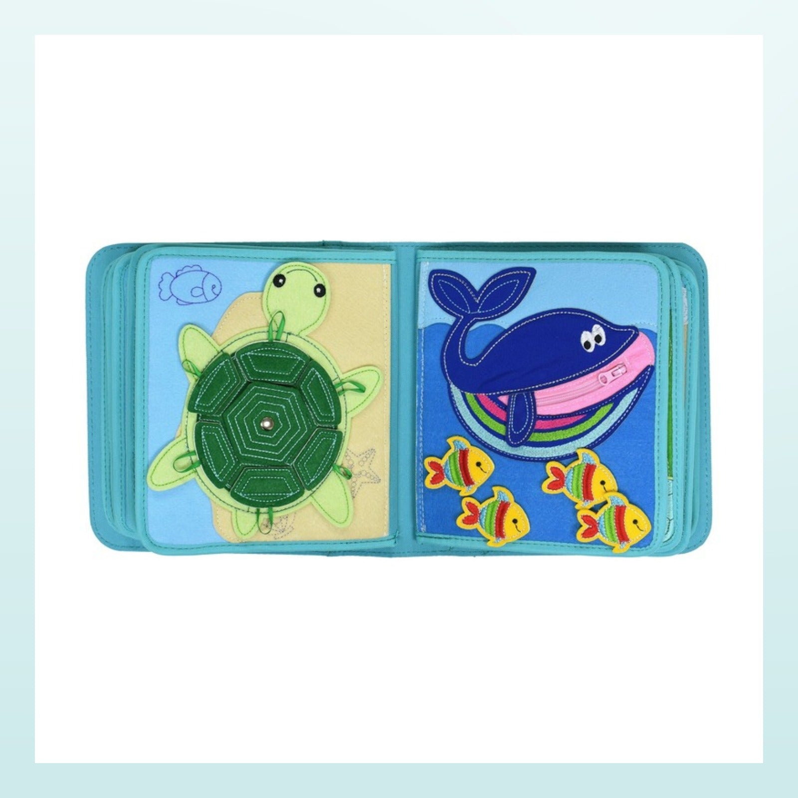 Unter Wasser Quiet Book Seite mit Schildkröte als Formen-Puzzle im Panzer und Wal mit Reißverschluss-Bauch auf sanftem Meer-Hintergrund – ab 3 Jahren