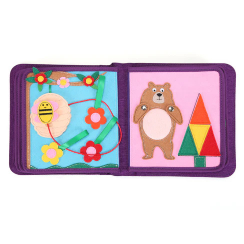 Märchenwelten Quiet Book Doppelseite: links Biene auf der Blume mit Perlen-auf-Schnur-Labyrinth durch Filzblumen, rechts Bär mit Bauchnabel-Druckknopf und Baum aus abnehmbaren bunten Filz-Formen – schult Formen und Hand-Auge-Koordination. Ab 1 Jahr.