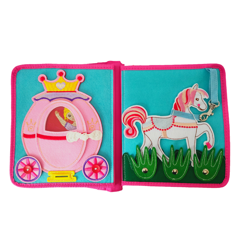 Innenseite des Prinzessin Quiet Books mit interaktiven Filz- und Klettelementen – fördert spielerisches Lernen ab 3 Jahren