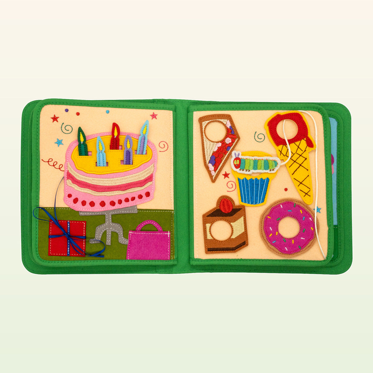 My First Book Die Raupe Nimmersatt Quiet Book aufgeschlagen – Doppelseite mit Geburtstagstorte und Süßigkeiten zum Umstecken – ab 1 Jahr