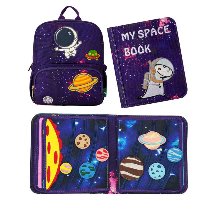 Weltraum Montessori Quiet Book mit passendem lila Galaxie-Rucksack und aufgeschlagener Sonnensystem-Seite – komplettes Set ab 3 Jahren