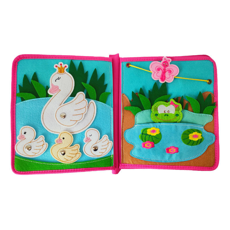 Innenseite des Prinzessin Quiet Books mit interaktiven Filz- und Klettelementen – fördert die Hand-Auge-Koordination ab 3 Jahren