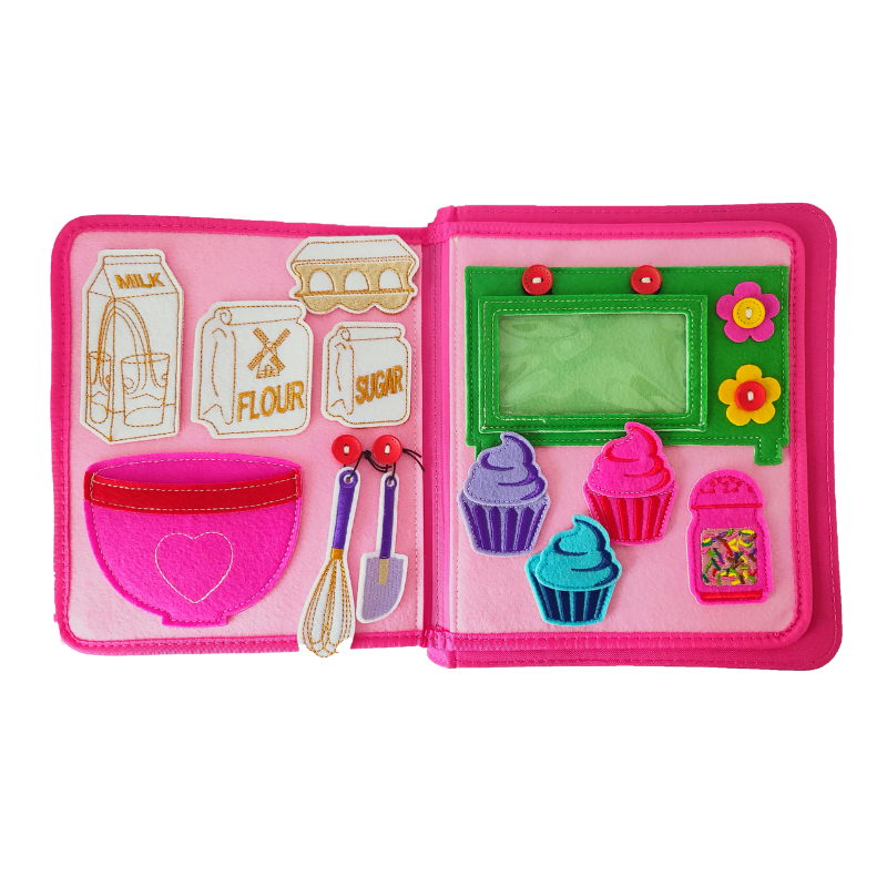 Innenseite des Prinzessin Quiet Books mit interaktiven Filz- und Klettelementen – fördert spielerisches Lernen ab 3 Jahren