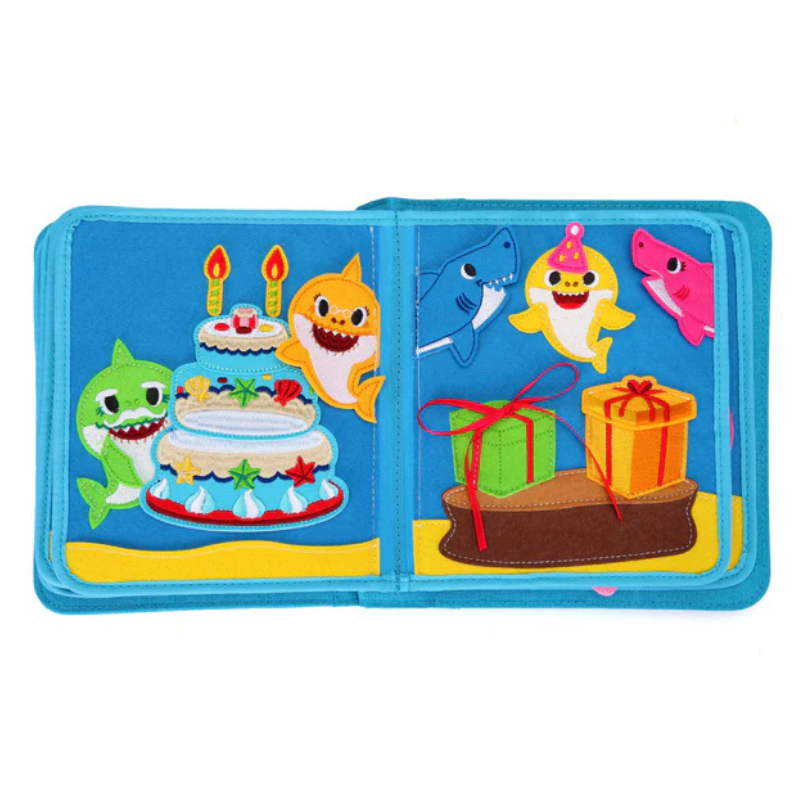 Die Baby Shark Familie bei einer Geburstagsfeier mit Kuchen und Geschenken