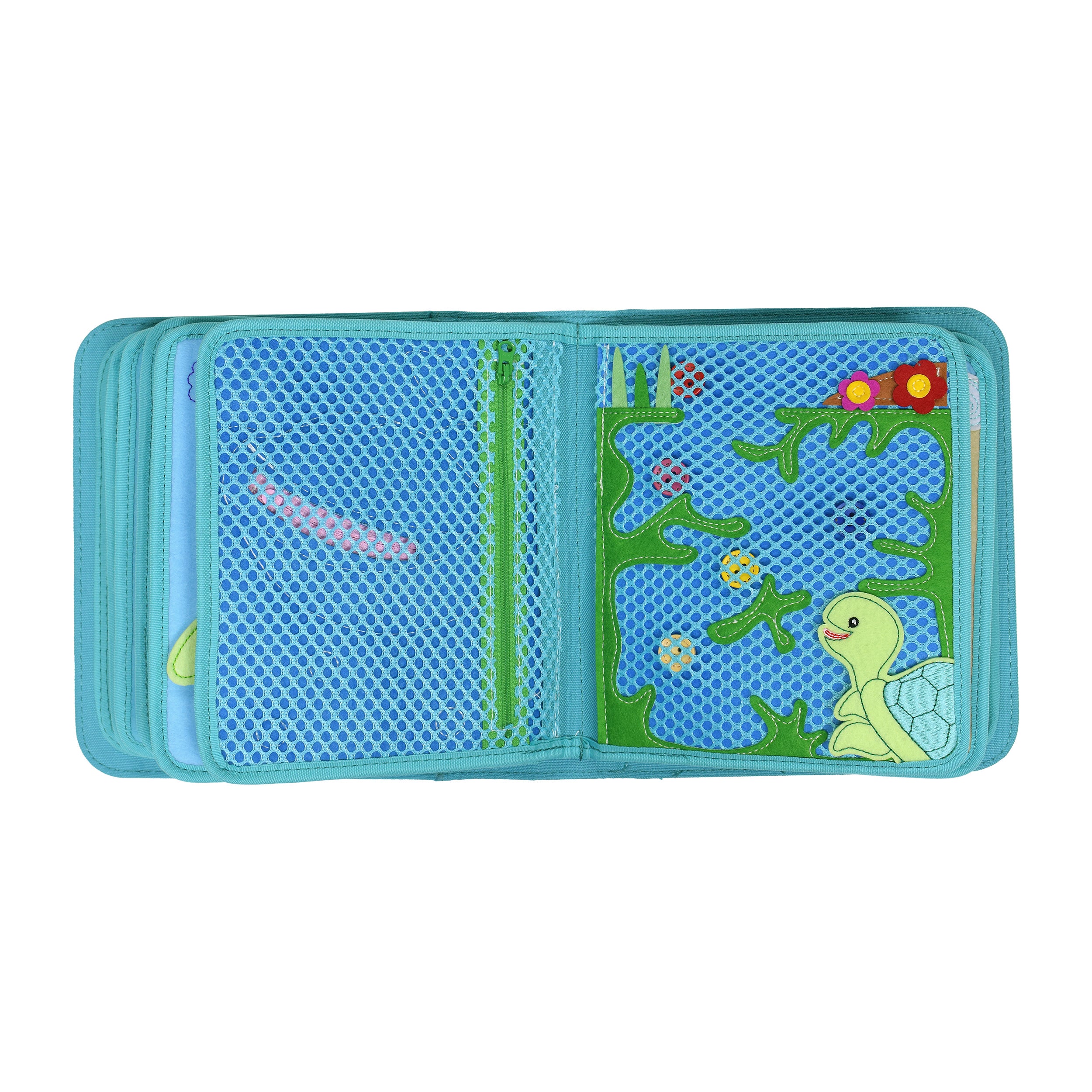 Unter Wasser Quiet Book Seite mit Knopf-Labyrinth unter einem Netz und Schildkröte im Seegras – fördert Fingermuskulatur ab 3 Jahren