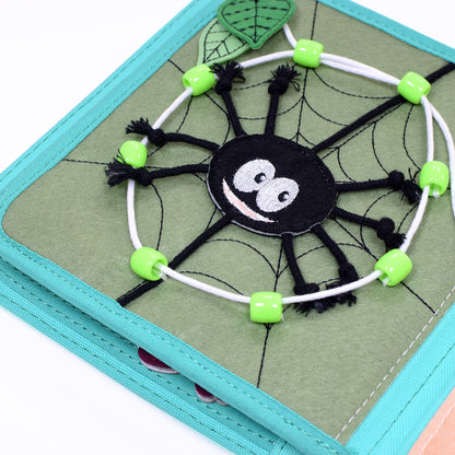 Eine interaktive Übung mit einem Spinnennetz als Faden zum durchziehen durch Perlen