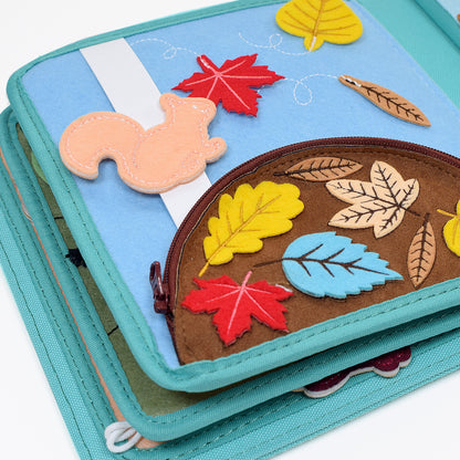 Bunte Blätter zum Spielen und ein Tasche mit Überraschungen auf einer Seite 