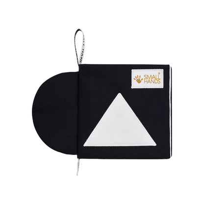 Das Small Hands Fühlbuch Formen von außen. Es zeigt die feine Stickerei und das Motiv Dreieck vorne auf dem Buch.