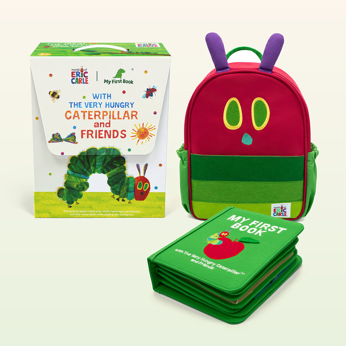 My First Book Die Raupe Nimmersatt Set – Verpackung, Raupen-Rucksack und Filzbuch auf sanftem Creme-Hintergrund – ab 1 Jahr